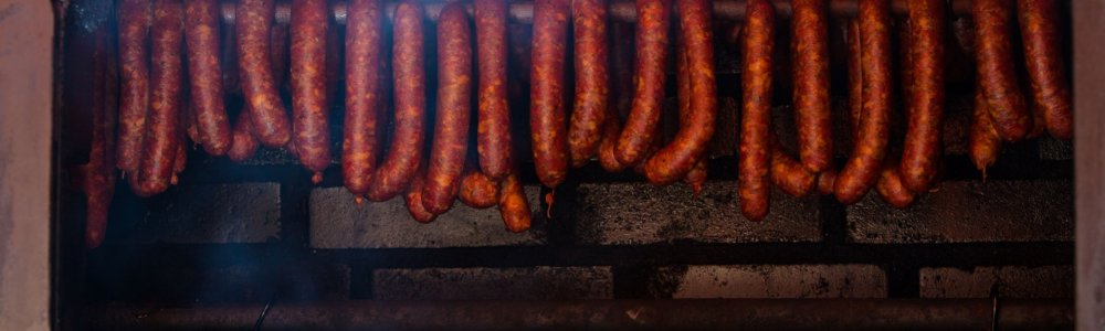 Räuchereien ermöglichen Ihnen die Zubereitung von Fleisch und Fisch auf eigene Faust