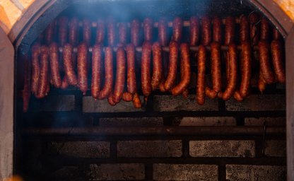 Les fumoirs vous permettent de préparer vous-même la viande et le poisson.